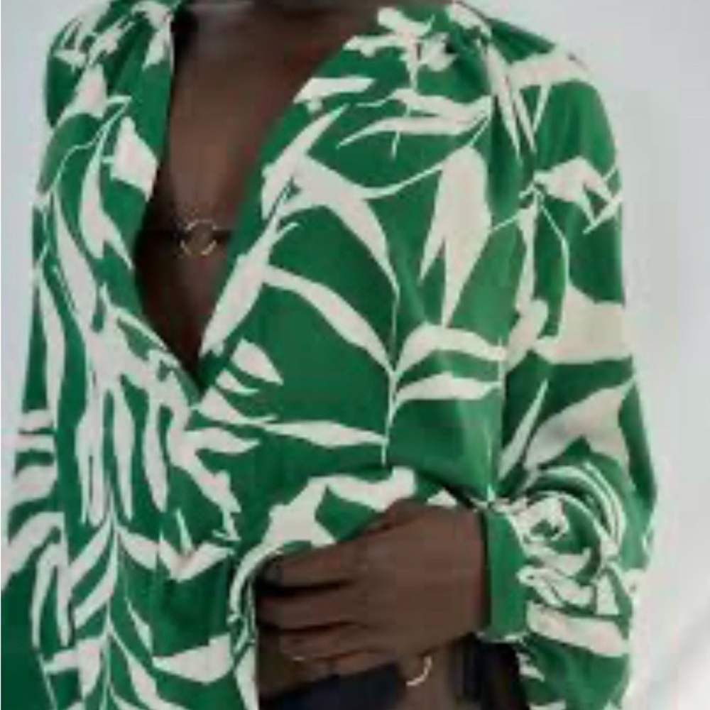 H&M Green and White Printed V-Neck Blouse - Picture 2 of 9